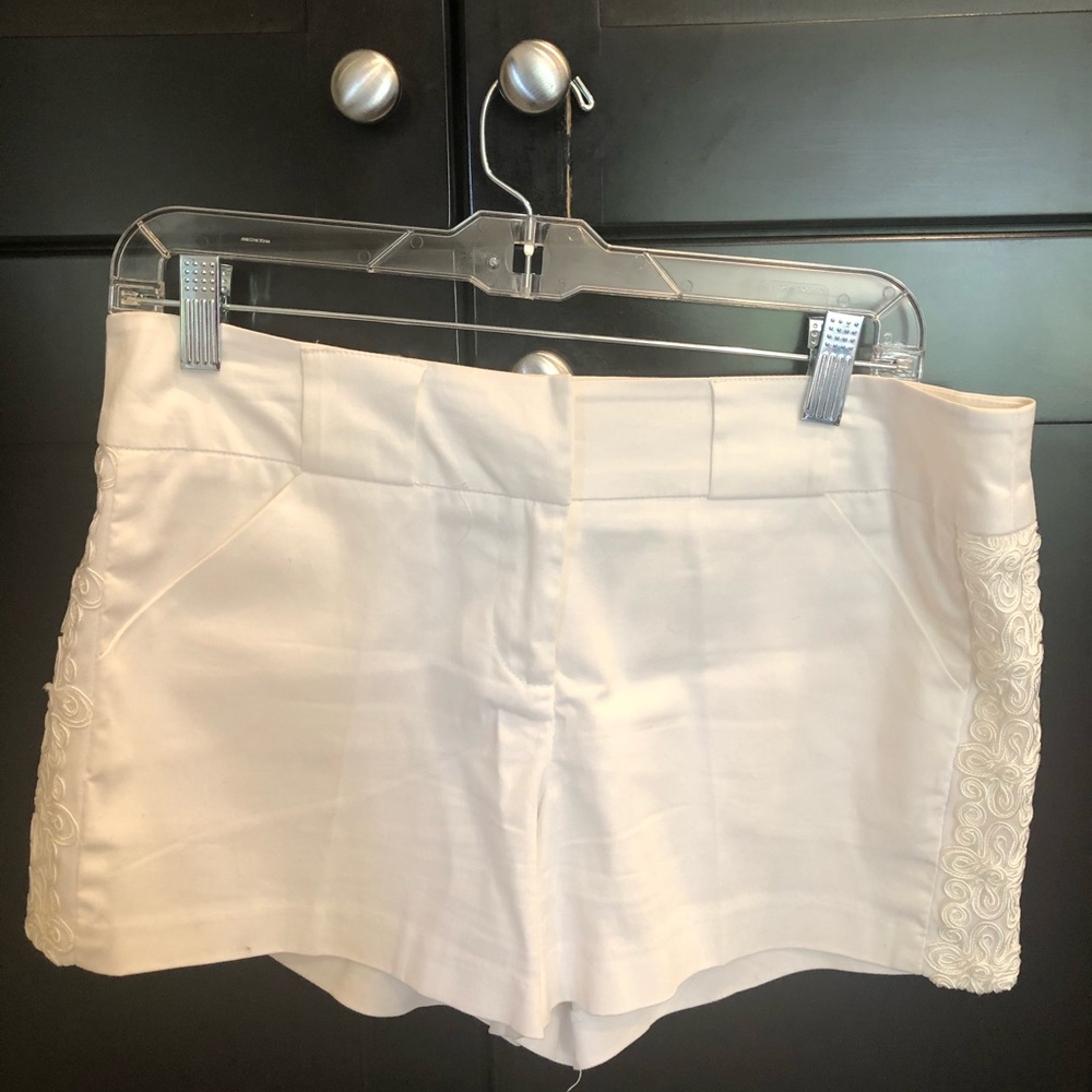 White shorts w embroidery
